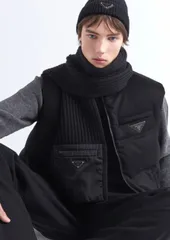 早い者勝ち！完売品！定価13.5万【極美品】PRADA プラダ Re-Nylon ギャバジン ウール スカーフ マフラー 三角ロゴ ブラック 黒 2A48のサムネイル