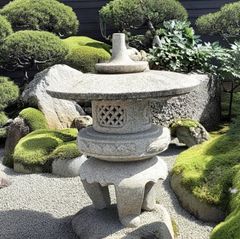 桜御影石 雪見灯籠 庭石 石 石材 鑑賞石 灯籠 蹲 置物 オブジェ - メルカリ