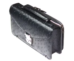 《期間限定SALE》《送料無料＆税込価格》《新品未使用》《数量限定》《特別価格》RED CROW -レッドクロウ-！オーストリッチ型押し加工！背面財布機能付き！大容量収納モデル！鍵付き！軽量！男女兼用！ミニセカンドクラッチバッグ　2025O　ブラック