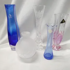様々なデザインのガラス製  フラワーベース  花瓶 5点セット  青いガラス、つや消しガラス、エッチング模様入り、ピンクのぼかし模様など、異なるスタイル  W797