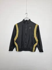 新品) NIKE ブラック/イェロー ウィンドブレーカー ジップアップ ジャケット キッズ 145 0421