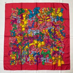 Gucci ヴィンテージ　花、蝶、蜂プリント シルクスカーフ　赤系 Gucci ヴィンテージ 花、蝶、蜂プリント シルクスカーフ 赤系 - メルカリ