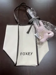 FOXEY   フォクシー【新品　未使用】オリジナル バイカラートート　ラビットチャーム　2点セット　ノベルティ　ロゴバッグのサムネイル