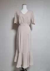 L284 ベージュVネックピンタックロングONE PIECE