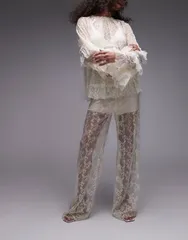 アンドアザーストーリーズ レディース ボトムス カジュアルパンツ パンツ ショートパンツ シアー レース Other Stories sheer lace pants with scalloped hem and fitted micro shorts Off