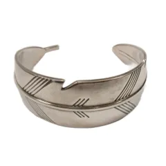 フィリップオーディベール PHILIPPE AUDIBERT フェザー バングル ブレスレット 羽 シルバーカラー アクセサリーのサムネイル