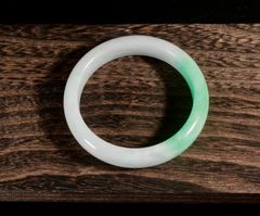 ミャンマー翡翠バングル 龍絲のような流れる模様と飄花 約59mm 自宅保管 ミャンマー翡翠バングル 龍絲のような流れる模様と飄花 約59mm 自宅