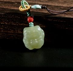 中古 和田玉 瑞獣乗り人物彫刻 掌中物 有翼霊獣 細密彫刻 古玩風
