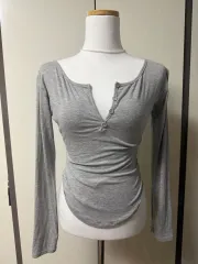 ボタンUネック長袖Tシャツ