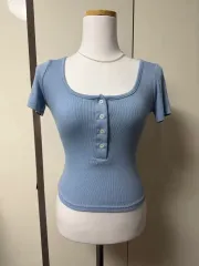 ボタン付きクロップド半袖Tシャツ