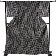 【美品】 紬 身丈166cm 裄丈65.5cm M 袷 菱 幾何学 黒灰 正絹 秀品 【中古】