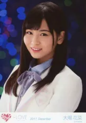 【中古】生写真(女性) イコールラブ(=LOVE)大場花菜/バストアップ・白紫水色ピンク衣装・両手下/イコールラブ(=LOVE) 2nd MV衣装生写真(白ブレザー)「2017.December」