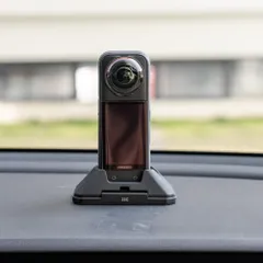 新品 JJC Insta360 X5 対応 マウントベース 固定ベース 定点撮影用 滑り止め 軽量 持ち運び便利 安定性 落下防止 卓上/地面/車載適用 充電ポートある vlog/スケート/サイクリングなどシーンに最適 Insta360 X5 対応 固定ブラケのサムネイル