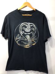 キャリー x キャプテンズヘルム ゴルフ ヘンリーネック コブラ tシャツ