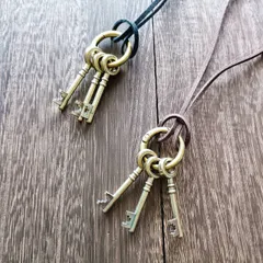 ミニ鍵束のネックレス　金古美アンティークゴールドカラビナスエードひも