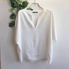 美品✨ リエス Liesse ブラウス Vネック スキッパー プルオーバー  半袖 無地 薄手 とろみ 素材 きれいめ 上品 シンプル フェミニン ナチュラル   オフィス カジュアル 重ね着 レイヤードのサムネイル