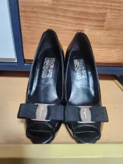 FERRAGAMO フェラガモ ブラック パテント オープントゥ レディース パンプス