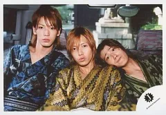 【中古】生写真(ジャニーズ) NEWS/KAT-TUN/山下智久・亀梨和也・赤西仁/横型/浴衣/上半身/車内のサムネイル
