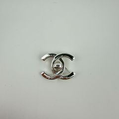 ♡CHANELシャネル　ヴィンテージ　ターンロック　ブローチ・シルバー♡ CHANEL ヴィンテージ ターンロックブローチ シルバー シャネル - メルカリ