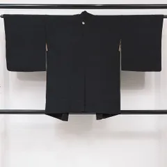 黒羽織 袷 身丈79cm 裄丈64cm 正絹 Sランク 一つ紋（揚羽蝶） セミフォーマル Mサイズ 紋意匠 紐あり 松 素朴 落ち着き 黒系 RP 1233-15313