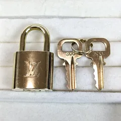 LOUIS VUITTON ルイヴィトン パドロック 南京錠 カデナ 鍵 ゴールド No.300 鑑定済 正規品 キーホルダー アクセサリー 26423-4