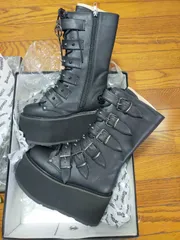 B級品 23 23.5 cm demonia デモニア 厚底 ブーツ ミドルブーツ ショートブーツ 厚底 9cm ヒール 黒 ブラック 合皮 編み上げ バックル ベルト スタッズ ジッパー ロック パンク V系 ゴシック レディース DAMNED-225