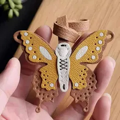 蝶々 キーホルダー 本革 バッグチャーム ストラップ レザー かわいい おしゃれ ナチュラル レディース ハンドメイド 手作り シンプル 大人可愛い ギフト プレゼント  SGPJ269