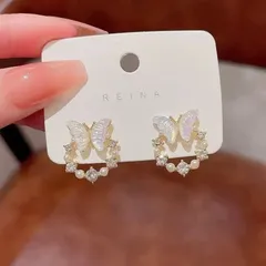 ピアス レディース 蝶々 パール風 フラワー リース ゴールド 上品 キラキラ 韓国風 おしゃれ フェミニン 大人可愛い デート 女子会 旅行 パーティー クリスマス バレンタイン 結婚式 二次会 プレゼント 人気