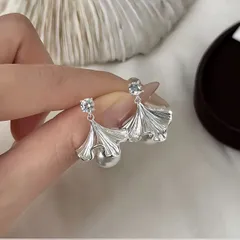 ピアス レディース シルバー 扇形 パール風 揺れる キラキラ 上品 高見え 韓国風 大人可愛い 清楚 フェミニン 通勤 オフィス デート 女子会 パーティー 結婚式 二次会 入学式 卒業式 人気