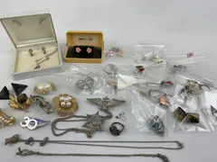 B-5アクセサリー色々まとめ売り　イヤリング　ブローチ　ネックレス　パーツ