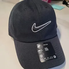 ナイキ クラブ アンストラクチャード スウッシュ キャップ - ブラック / FB5369-010