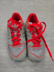 アディダス グレー/レッド スニーカー
