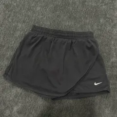 26 NIKE スウッシュ ハーフパンツ