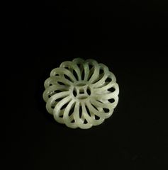 中古 和田玉 透かし彫り 菊花文佩 青玉 ペンダント 鑑定書付 CL0020 中古 和田玉 青玉透かし彫り菊花文佩 鑑定書付 中国美術 CL0020 - メルカリ