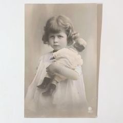 *アンティークポストカード　お人形に読み聞かせをする可愛い少女 フランス アンティークポストカード 少女 人形を抱く午後 - メルカリ