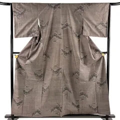 【美品】 大島紬 身丈158.5cm 裄丈64.5cm M 袷 純泥染 証紙 樹木 山並み 焦茶色 正絹 秀品 【中古】のサムネイル