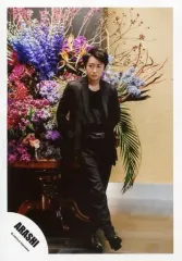 【中古】生写真(ジャニーズ) 嵐/大野智/全身・衣装黒・両手後ろ・右足上げ・目線左・背景花/「I seek/Daylight」PV＆ジャケ写撮影オフショット/公式生写真