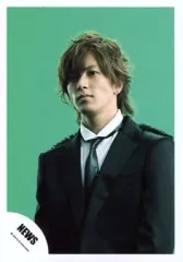 【中古】生写真(ジャニーズ) NEWS/山下智久/上半身・スーツ黒・目線左・背景緑/公式生写真