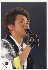 【中古】生写真(ジャニーズ) 嵐/大野智/ライブフォト・ジャケット白黒・シャツ白・右向き・右手マイク・背景黒/公式生写真