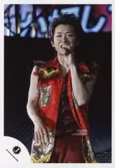 【中古】生写真(ジャニーズ) 嵐/大野智/ライブフォト・膝上・袖無し衣装赤・左手マイク・背景モニター/公式生写真