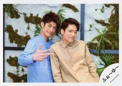 【中古】生写真(ジャニーズ) ふぉ～ゆ～/福田悠太・松崎祐介/横型・上半身・衣装青ベージュ・右手指立てる/18春 ふぉ～ゆ～ オフショット/公式生写真