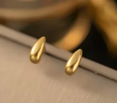 小ぶり  ゴールド　ドロップ　ピアス