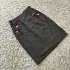 【新品未使用】 MEW'S REFINED CLOTHES （ミューズ リファインド クローズ） ひざ丈花柄刺繍スカート 定価7,900円＋税 レディースMサイズ