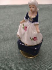 オルゴール 貴婦人 陶器製 Figurine 曲名:イエスタデイ - メルカリ