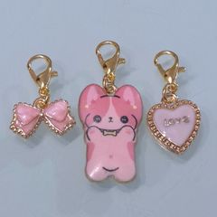 肉球＆ぶどうフロートにしがみつくチビねこちゃん達のチャーム 3個