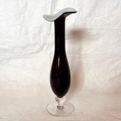 深い紫色の一輪挿しガラス花瓶 上部が花びらの様に広がったフレア型デザイン