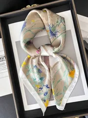 アクセサリー レディース スカーフ 1枚 レディース バンダナ 70cm スクエア フェイクシルク スカーフ、プリント ネックスカーフ 仕事&カジュアル、ドレスにも使える万能アイテム