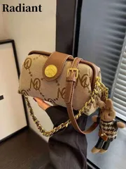 バッグ レディース ショルダーバッグ この洗練された新しい女性用スクエアハンドバッグは、印刷パターンデザイン、ユニークなストラップとペンダントデコレーション、そして調整可能な長めの肩紐が特徴です。日常のショッピング