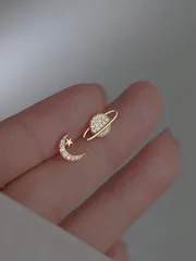 ジュエリー レディース イヤーアクセサリー  太陽と月デザイン アシンメトリー スタッドピアス 1ペア