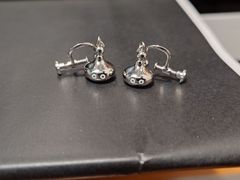商談中作家ものスワロフスキーと100年前のパーツで作った神秘な 